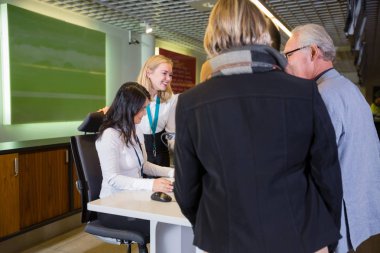 Havaalanı Check-Masası üst düzey çifte yardımcı personel