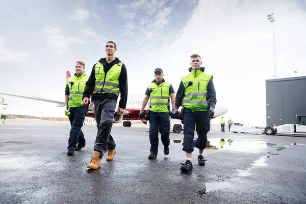 Vista ad angolo basso dei lavoratori che camminano sulla pista — Foto Stock