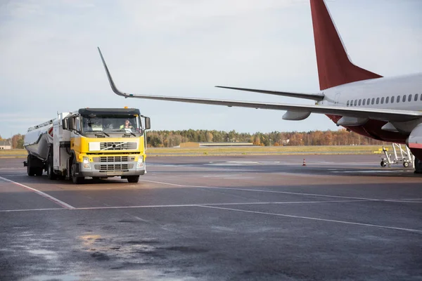 Camion che si muove in aereo sulla pista — Foto Stock