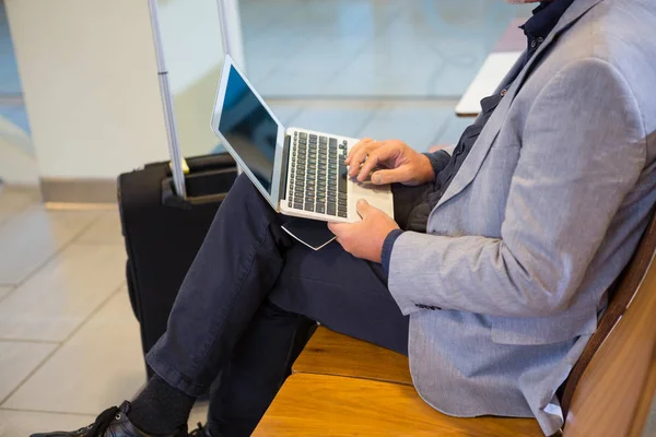 Zakenman met Laptop In de Airport Terminal — Stockfoto