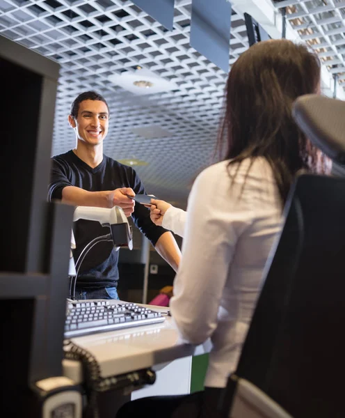 Człowiek przy paszport od żeńskiego personelu hotelu Airport Check-in — Zdjęcie stockowe