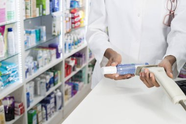 Ürünün barkod tarama kimyager midsection