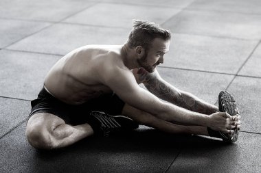 spor salonunda germe egzersiz yapan erkek