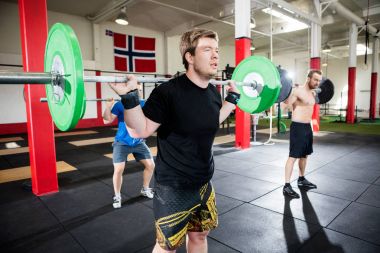 Erkek arkadaşlar barbell Fitness merkezinde kaldırma