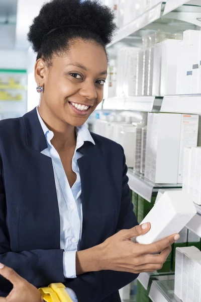 Pewni bizneswoman gospodarstwa pakietów lek w aptece — Zdjęcie stockowe