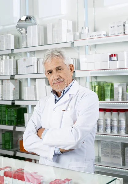 Chefapotheker in der Apotheke mit verschränkten Armen — Stockfoto