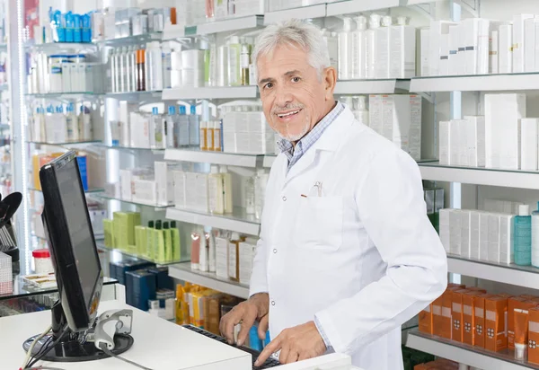 Químico Senior Usando Computadora En Contador En Farmacia — Foto de Stock