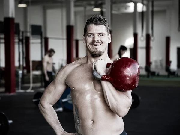 근육 질 트레이너 Kettlebell 체육관에서 개최 — 스톡 사진