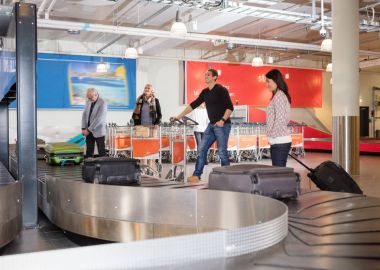 Bagaj konveyör belt'den Havaalanı'nda bekleyen yolcular