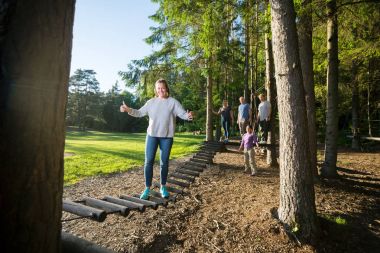 Mutlu genç kadın geçiş günlük Köprüsü ormandaki