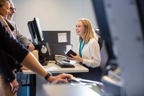 Anställda som innehar Boarding Pass av passagerare på flygplats — Stockfoto