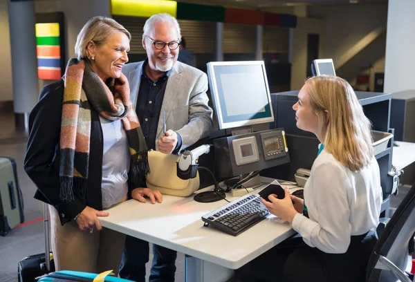 Business par tittar på personalen innehar pass på flygplatsen Che — Stockfoto