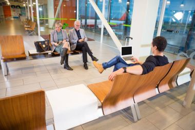 Yolcu alan bekleyen havaalanında teknolojilerini kullanarak