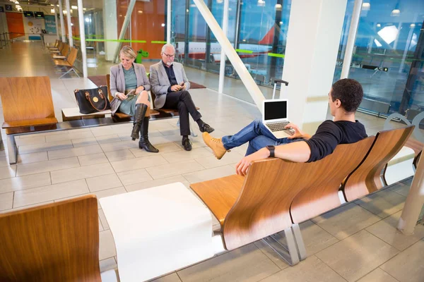 Yolcu alan bekleyen havaalanında teknolojilerini kullanarak