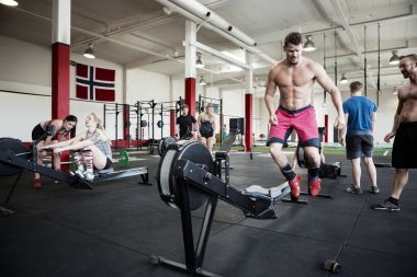 Gömleksiz adam kürek makine tarafından atlama