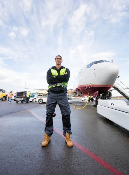 Armi fidate del lavoratore in piedi incrociate sulla pista bagnata — Foto Stock