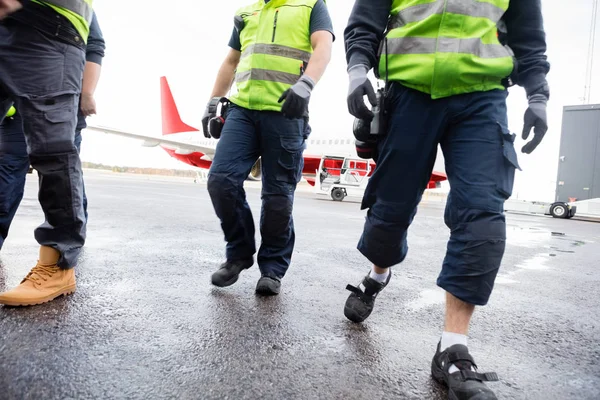 Islak piste yürüyüş işçilerin düşük bölümü