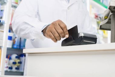 Kredi kartı okuyucu Swiping eczacı midsection