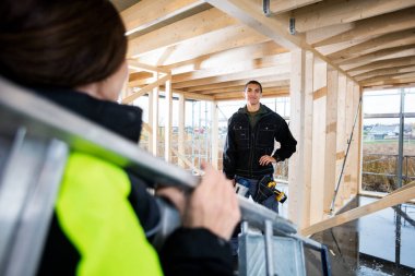 Meslektaşım taşıyan merdiveni tamamlanmamış ayakta marangoz