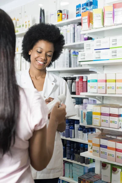 Eczacı eczane müşteriye ürün gösterilen