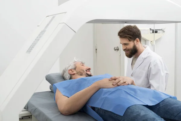 Medical Professional Preparing Man For X-ray Scan In Hospital — Stock Photo, Image