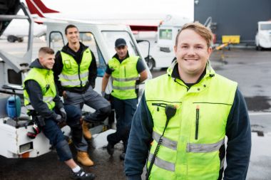 Yol açın dinlenme meslektaşları süre gülümseyen orta yetişkin işçi