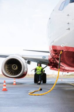 Uçak piste suçlanmasının tarafından yürüyüş işçi