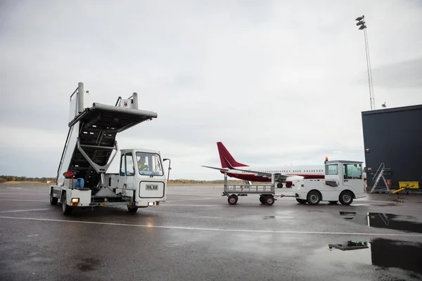 Mobile Gangway all'aeroporto contro il cielo — Foto Stock