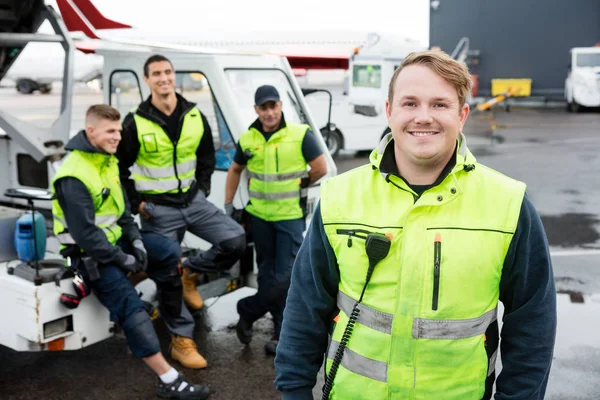 Metà operaio adulto sorridente mentre i colleghi riposano a Gangway — Foto Stock