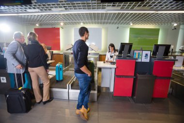 Yolcular Check-in Havaalanı masasında