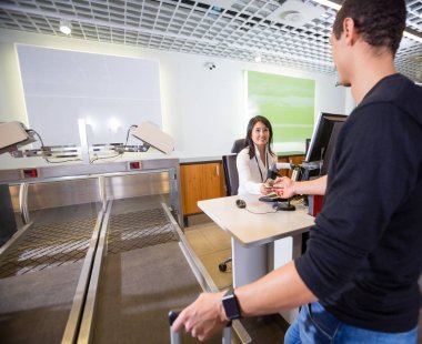 Check-in erkek yolcu havaalanında pasaport alarak personel