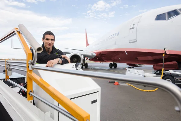 Trabajador masculino seguro sentado en camión transportador de equipaje —  Fotos de Stock