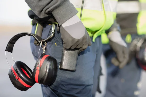 Bránice pracovníka s chrániče sluchu, které jsou připojeny k Trouser — Stock fotografie