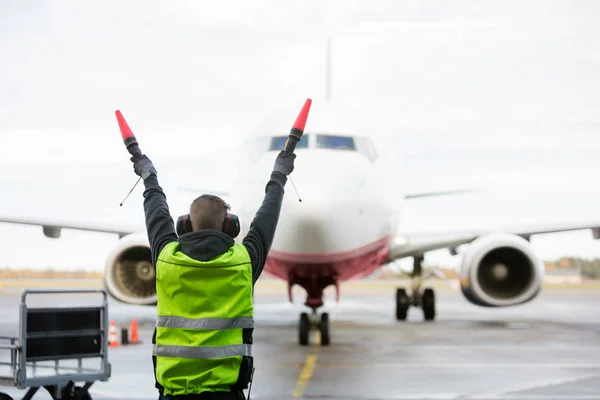 Markpersonalen signalering till flygplan på bana — Stockfoto