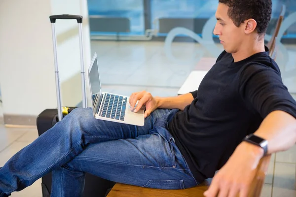 Uçuş için beklerken Laptop istimal genç adam