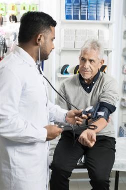 Hastanın kan basıncını kontrol kimyager seyir