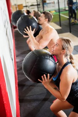 Erkek ve kadın spor salonunda sağlık topu atma