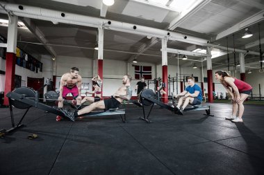 Spor salonunda egzersiz müşterilerine motive eğitmenler