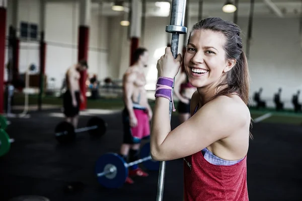 Retrato de feliz jovem mulher segurando Barbell Polo — Fotografia de Stock