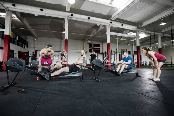 Instructors Motivating Clients Exercising In Gym — Stock Photo, Image