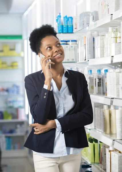 Eczanede akıllı telefon kullanarak iş kadını