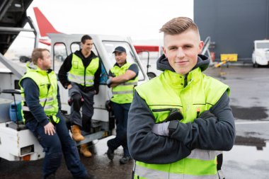 Alt iletişim meslektaşları ayakta geçti silah ile