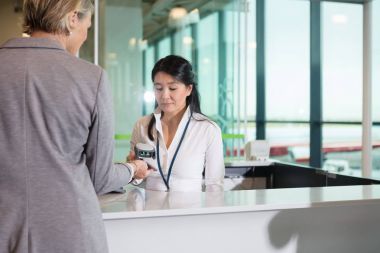 Barkod cep telefonu üzerinde tarama Havaalanı resepsiyonist Bu tarafından düzenlenen