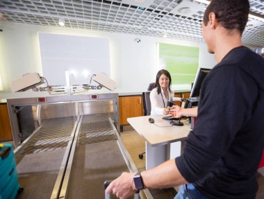 Havaalanı'nda kadın personel için pasaport veren adam