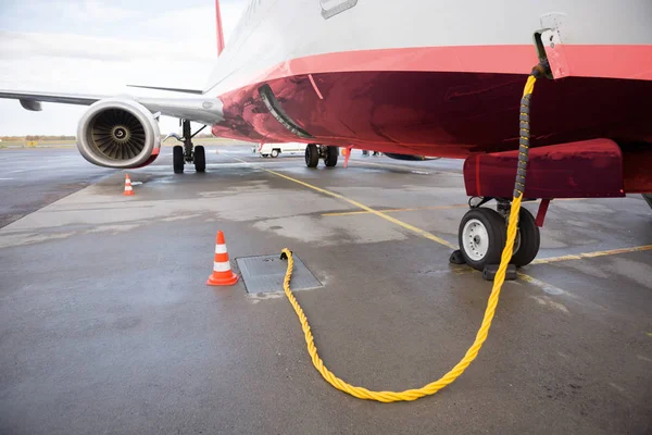 飛行機が滑走路に課金されます。 — ストック写真