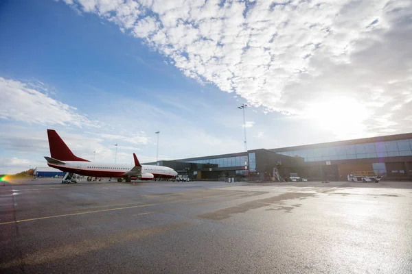 Avión en pista húmeda contra el cielo — Foto de Stock