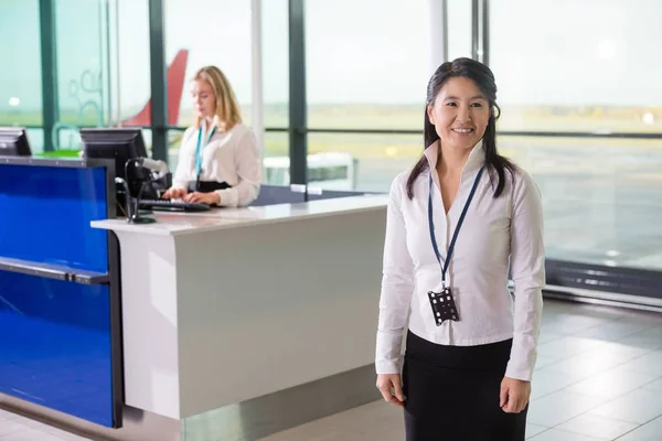 Grondpersoneel Looking Away terwijl collega werken bij luchthaven Rec — Stockfoto