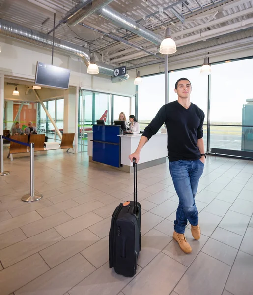 Pasajero masculino seguro con equipaje en la terminal del aeropuerto — Foto de Stock