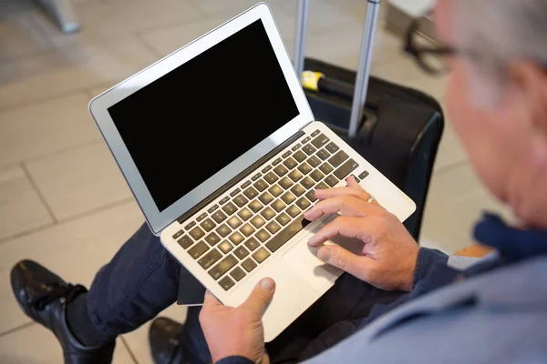 Close-up van zakenman met behulp van de Laptop In de Lobby van de luchthaven — Stockfoto