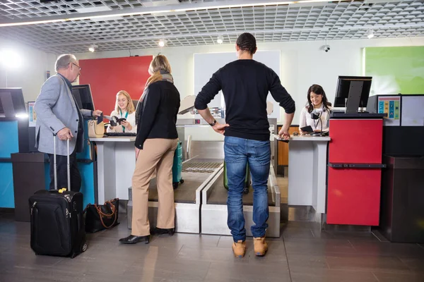 Pasajeros que pesan su equipaje en el aeropuerto —  Fotos de Stock